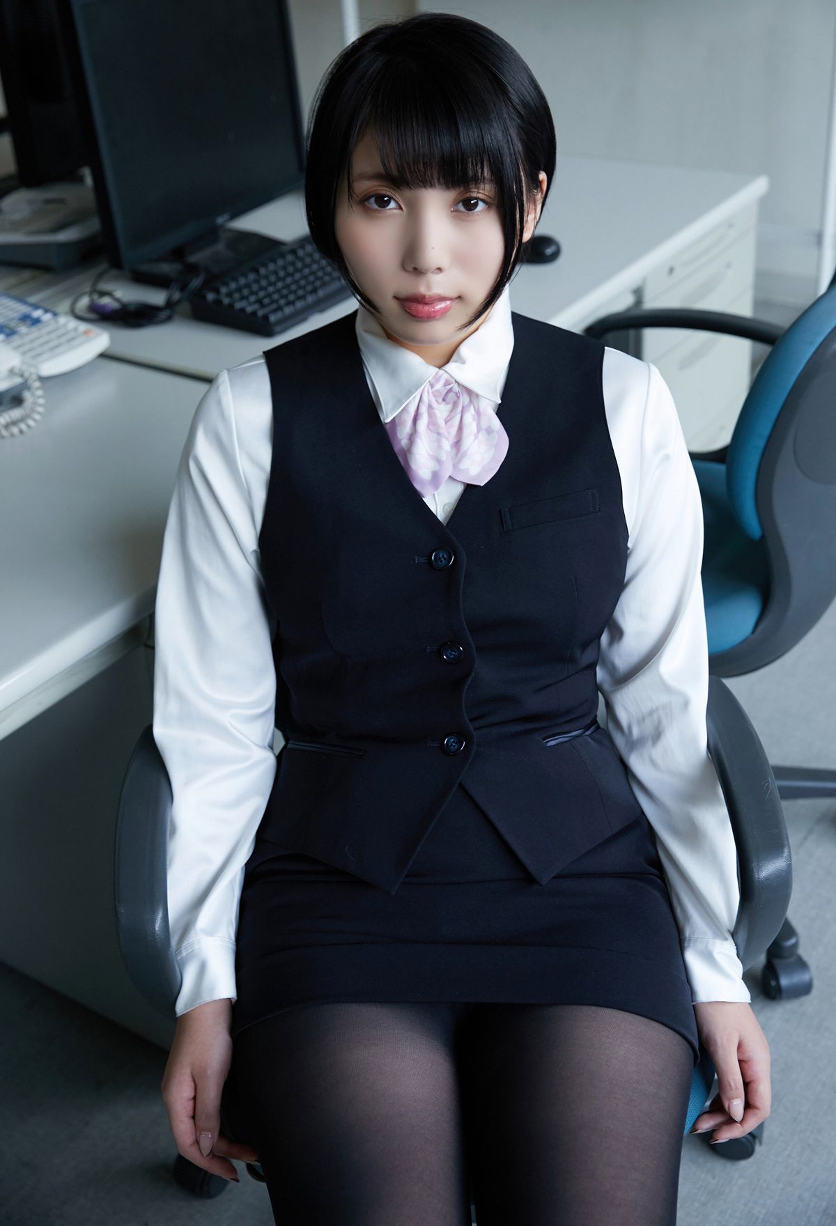 [photobook] Kaoru Yasui 安位薫 - A new employee Yasui-san 新入社員の安位さん
