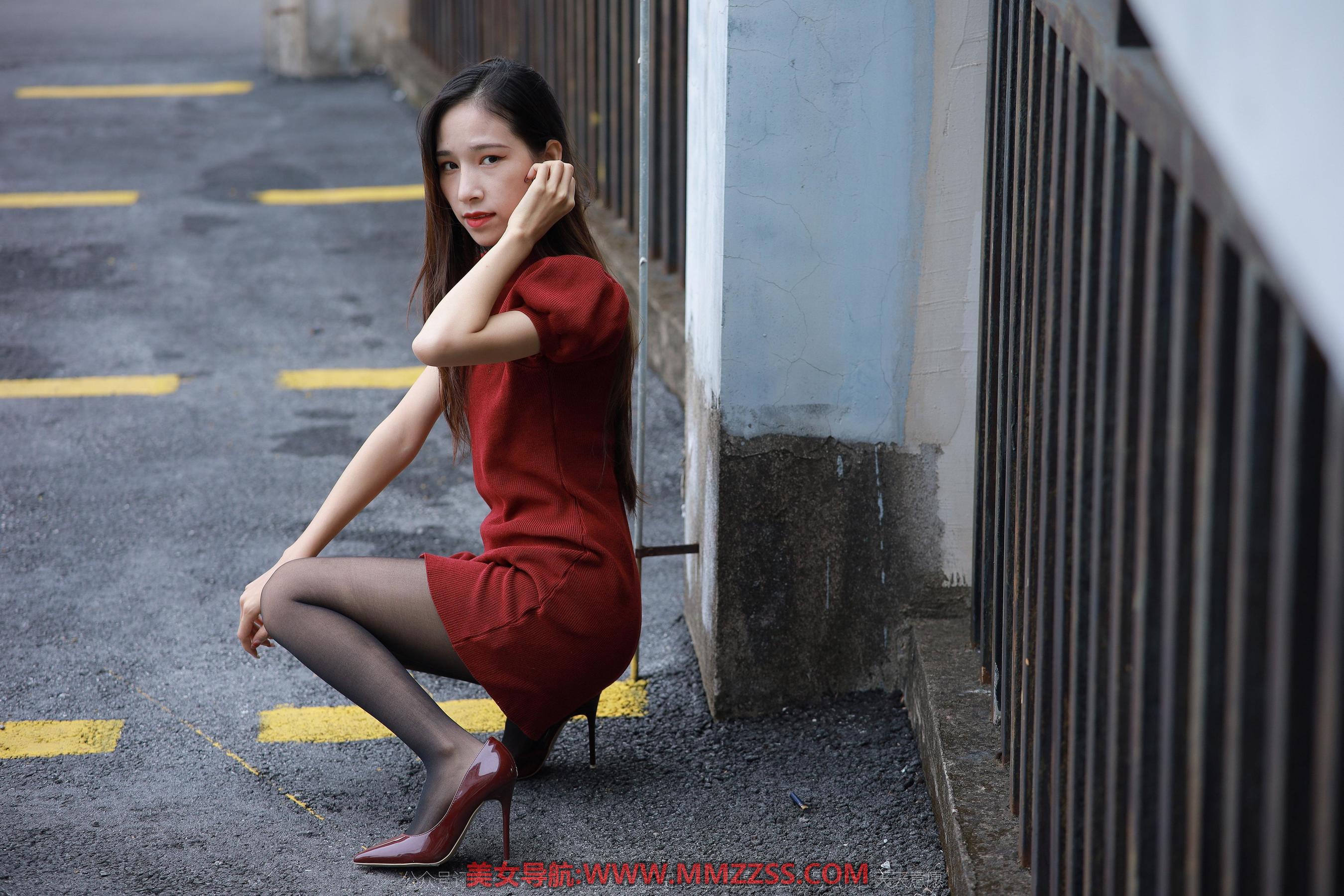 街拍红色个高跟鞋美女 - Tumblr Pics